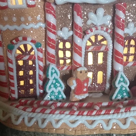 Large Lighted Gingerbread House Tower Castle - Picture 9 of 10